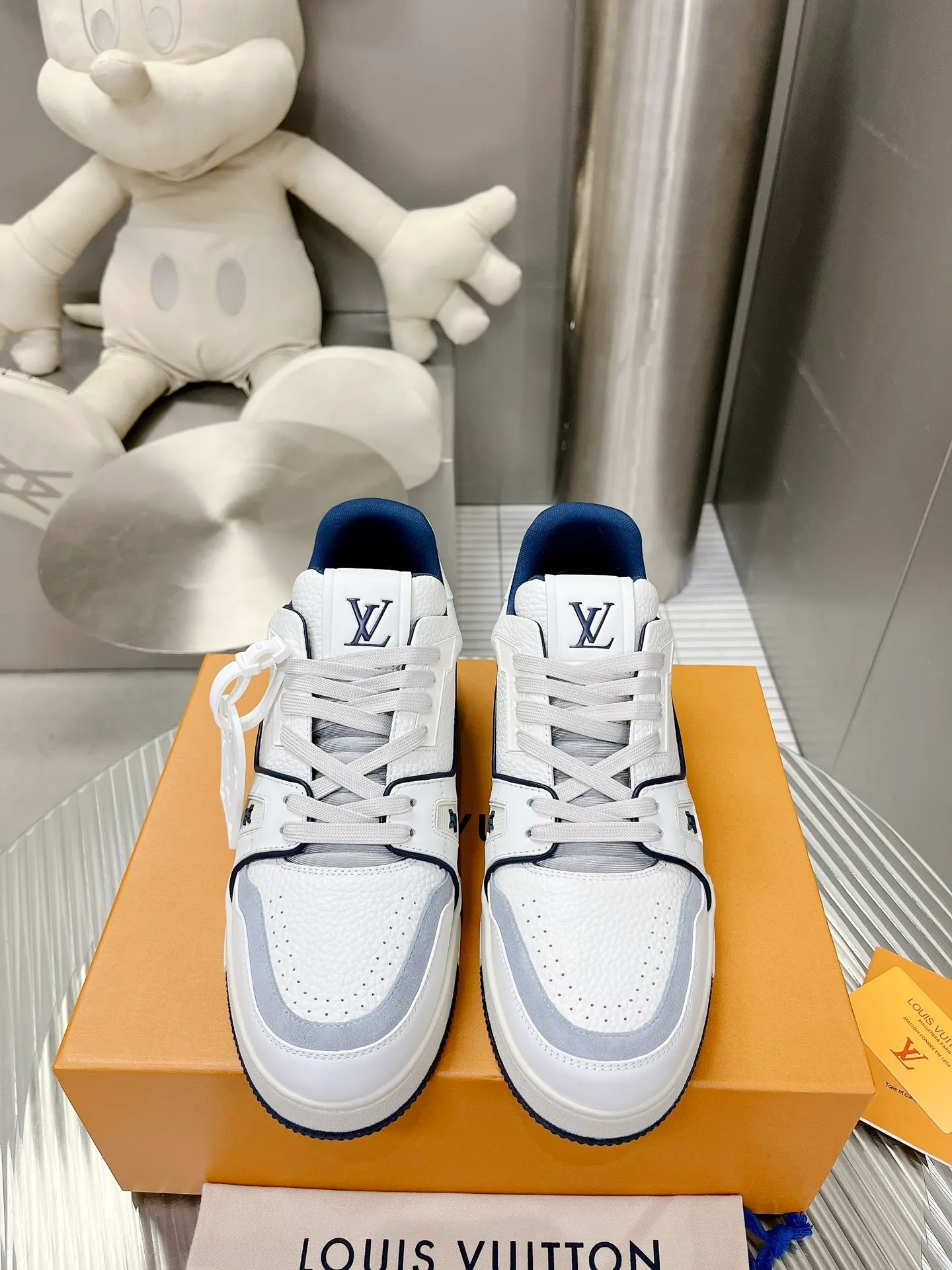 👟👟Ex-factory price 840👟👟The highest version on the Internet⚠️Feel free to compare! 2021🔥New model, purchase quality LV~Louis Vuitton by Virgin Abloh’s best-looking sneakers, Donkey Brand strongly recommends new products, official website limited edition retro basketball sneakers! Both high and low tops cost money to purchase 1:1 accurate replicas of the originals. The details are invincible, full of sincerity, imported custom-made original cowhide, the original package method is the same, the details are 100% restored, and the private model customized the original one-piece T👟👟factory price U outsole, which is different from other brands. Without the original version, this effect cannot be achieved! 35-45 (46 is custom-made and non-refundable) Some colors are available in women’s styles